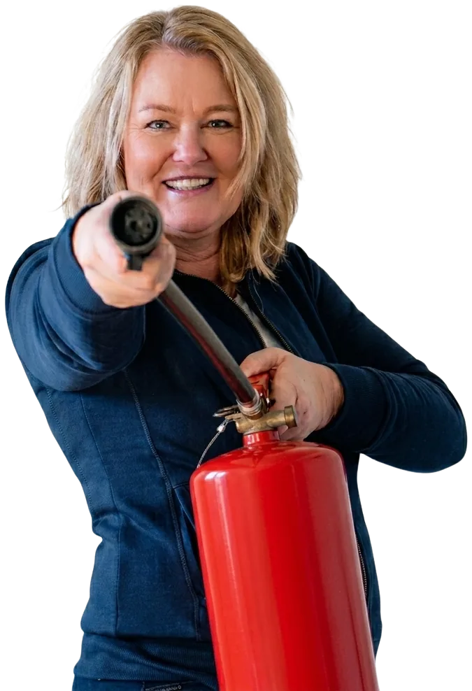 Kim Hertogh, trainer van LevelUp BHV, richt een brandblusser op de kijker